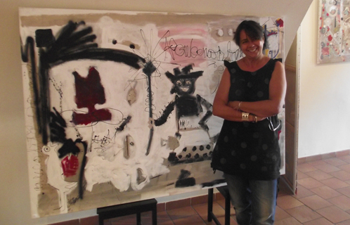 Catherine Saussine à la Maison Flotte, ici devant une toile intitulée "JM", hommage à Jean-Michel Basquiat.
