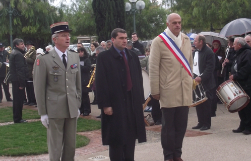 Les autorités ont déposé une gerbe: le lieutenant-colonel Wis, le commissaire Malléa et le maire Ferdinand Bernhard.