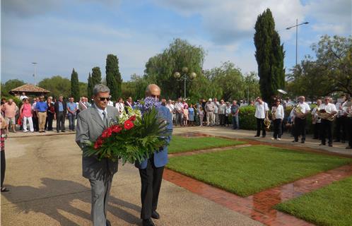 Edme Hubert et le président José Orsi portent une gerbe au nom du Comité d’entente.