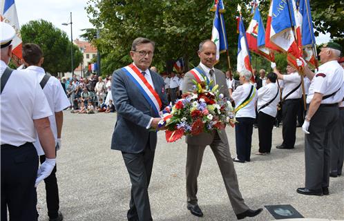 Le député-maire Jean-Sébastien Vialatte et son 1er adjoint Joseph Mulé lors du dépôt de gerbe.