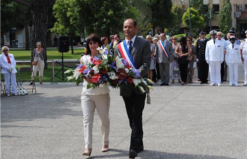 Joseph Mulé et  Hélène Rigal déposent une première gerbe