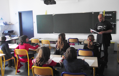 Certains continuent l'école, même pendant les vacances, ici avec Pascal Mathieu.