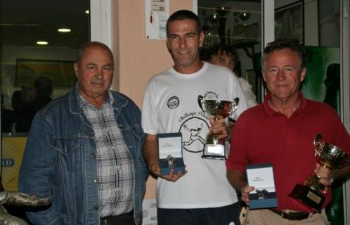 Richard Pisano et les vainqueurs Serge Neples et Laurent Porrega, qui ont reçu une belle montre Festina en cadeau du Bar Le Rivage
