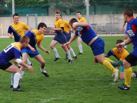 L’équipe de Bosnie en jaune et bleu contre l’équipe de Moldavie en bleu au stade du Verger à Six-Fours lors du match de classement pour la 5ème et la 6ème place du groupe D.
