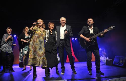 Les artistes sur scène avec les époux Thiry (photo Martial Lescure)