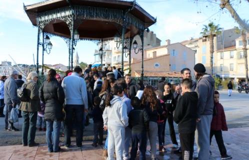 Formation des équipes devant le kiosque