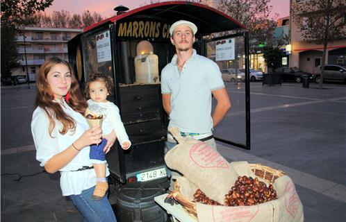 Une passante se laisse tenter par la bonne odeur de marrons grillés!