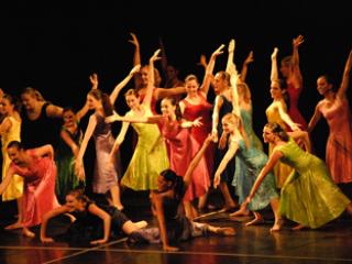 Les élèves de l’école Choré Jazz à l’occasion du gala de danse 2008 de Sanary sur Mer.