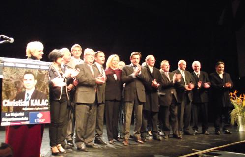 A la fin de la réunion, tous les élus montèrent sur scène autour du candidat UMP Christian Kalac.