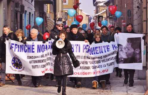 Février 2012: Christine Lorin en tête du cortège en direction de la préfecture d'Alessandria. (photo d'Alexandre).