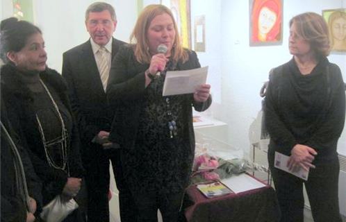 Lors du vernissage, de gauche à droite, Béatrix Gonzalez-Haw, artiste plasticienne, Robert Bénéventi, Maire d’Ollioules, Clémentine Brunaud, directrice de la Galerie de l’Olivier et Christine Madec Gomez