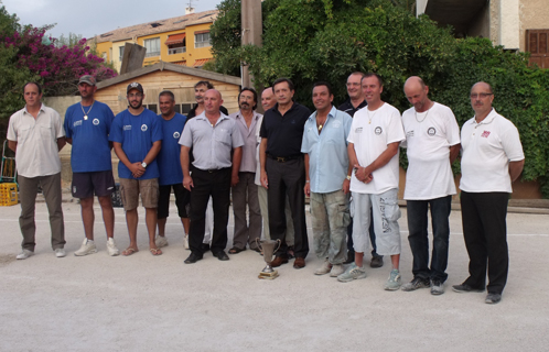 L'équipe de la Boule joyeuse des îles avec les élus et les finalistes.