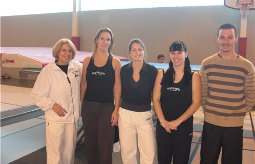 Madame Annie Innocenti, à gauche, Présidente du Club de Gym de Six-Fours, en compagnie de son équipe d'entraineurs.