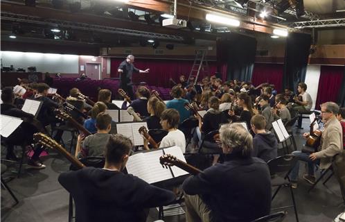 Semaine de la guitare: répétition des soixante guitares des huit classes du Conservatoire avec le compositeur suisse Jürg Kindle, le 20 février.