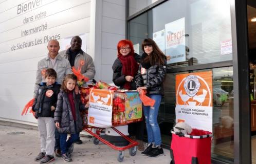 La collecte se fait aussi en famille. Yves à gauche était avec ses enfants. A droite, sa fille Marine.