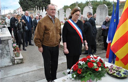 Yves Draveton et Dominique Ducasse lors de la remise de gerbe pour la commémoration du naufrage du torpilleur 102.