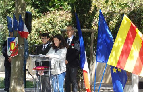 Les collégiens Camille Retiere et Renaud Rouvier avec l'élu aux anciens combattants Denis Perrier. 