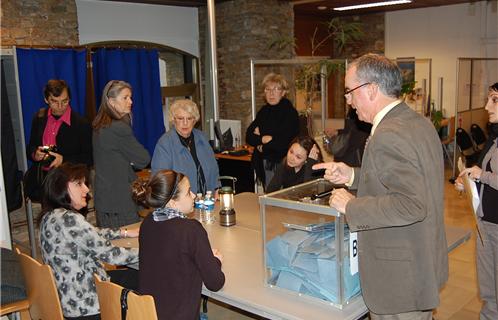 Vous serez bientôt invités à élire le successeur d'Alain Caillet, ici en train de présider le bureau de vote de l'hotel-de-ville lors des élections régionales de mars dernier 