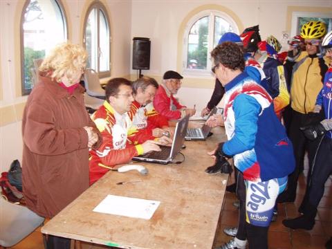 Cyclistes de la région lors du pointage auprès du club organisateur, le Cyclo Club de Six-Fours, à la maison du Patrimoine.