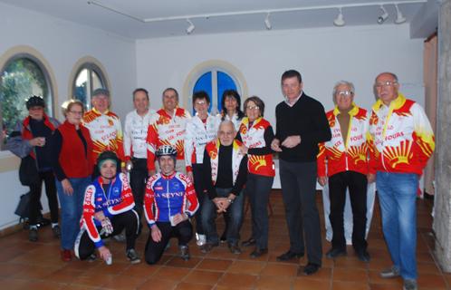 Franck Marquant entouré des bénévoles du club, ainsi que de cyclistes de la Seyne.
