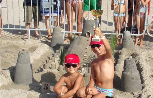 En première place, le Mont Saint Michel de Jade Deveze, 7 ans, aidée de sa sœur Lou, 4 ans, des estivants venus de Lyon. Une coupe bien méritée!