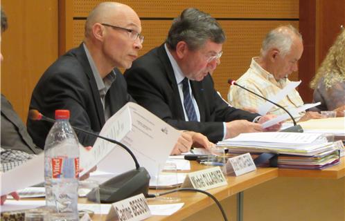 Aux côtés du Maire, Michel Duval, directeur général des services (Photo archives)