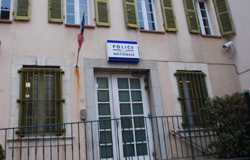 Le commissariat de police de Sanary couvre les villes de Sanary-Six-Fours-Bandol