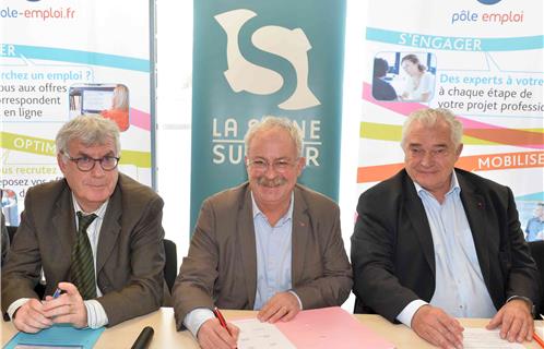 Signature de la convention tripartite. En partant de la gauche, Jean Charles Blanc (Pôle Emploi), Marc Vuillemot (maire de La Seyne), Marc Pietri (Constructa). 
Photo Pascal Scatena