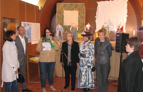 Jacqueline Chiapetta et Colette Malausse inaugurent l'exposition aux côtés de Dominique Ducasse, adjointe à la culture, Dany Cayol adjointe au patrimoine et Joseph Mulé, premier adjoint.