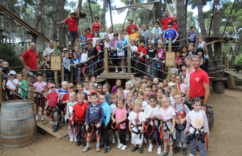 L'équipe de Coudou Parc avec les enfants.