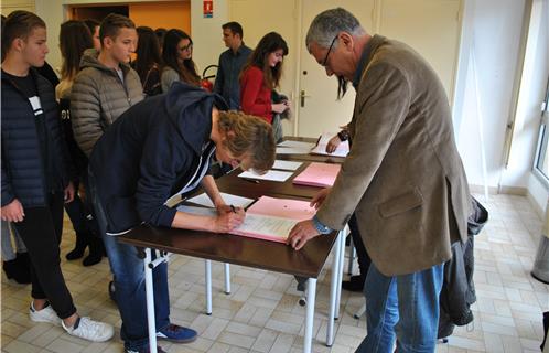 On signe la charte de bonne conduite afin de s'engager à ne pas commettre d'infraction pendant 3 ans après l'obtention du permis de conduire.