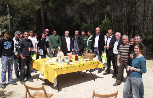 Jeudi midi, apéritif convivial au Jardin des oliviers marquant la fin du chantier d'insertion.