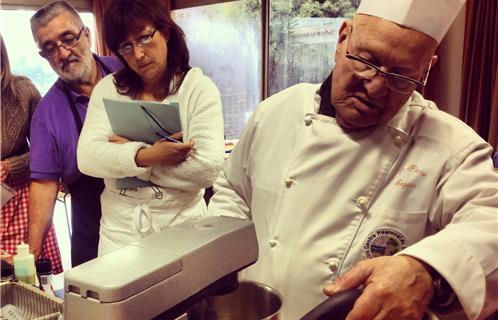 "J'aimerais mourir au fourneau" confie à ses élèves le chef passionné 