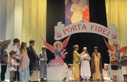 Les enfants de la paroisse de Sanary devant la "Porte de la Foi" sur la scène du Théâtre Galli