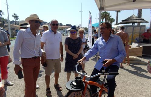 Le maire Jean-Sébastien Vialatte sur un vélo mixeur.