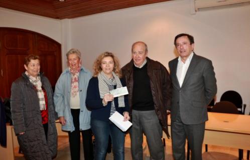 Sophie Bouquet, Présidente du CCAS, reçoit le chèque des mains de Jean Yves Monnot
