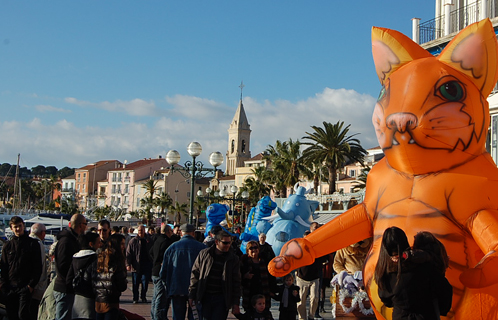 Une parade d'animaux gonflable a animé la ville.