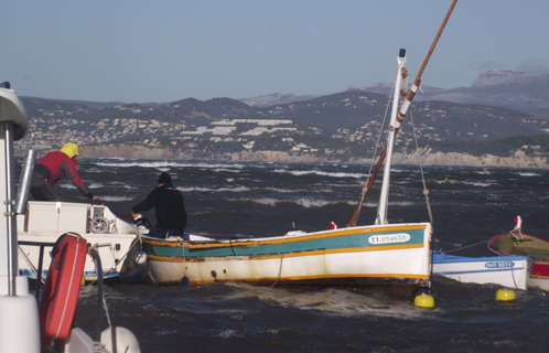 Samedi matin, certains sont venus vérifier les amarrages des bateaux. 