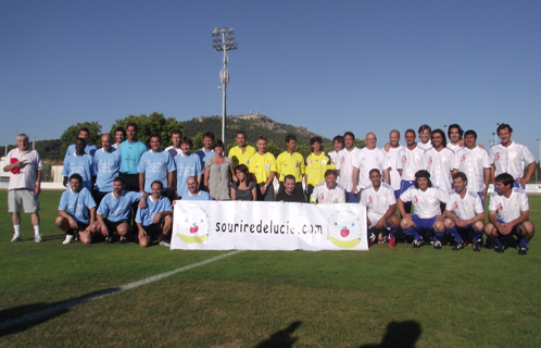 Les Enfants de la balle FC et les Amis de Lucie réunis pour Le sourire de Lucie. 