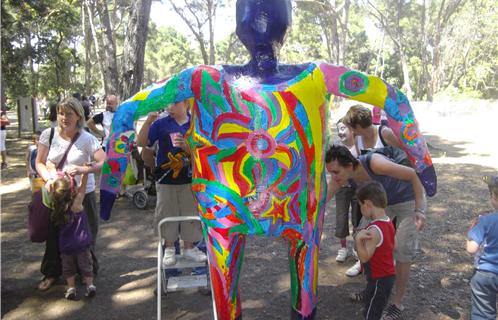 "La nana à peindre"  qui a un petit air de Niki de Saint-Phalle?