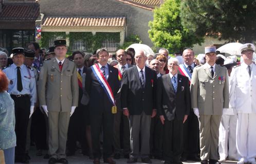 Les autorités devant le monument aux morts.