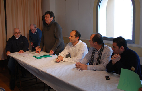 Debout Pierre Suffren, sur sa gauche en bout de table Vincent Georges, sur sa droite Joseph Mulé, Hervé Fabre et Kamel Chihaï.