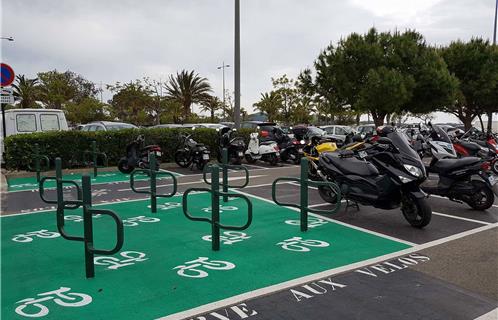 Depuis le mois d'avril, dans le parc de stationnement de l'Esplanade, de nouveaux emplacements sont apparus pour les bicyclettes.