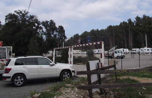 Mardi des caravanes ont tenté de s'installer sur le parking situé face au Jardin d'Hiver.