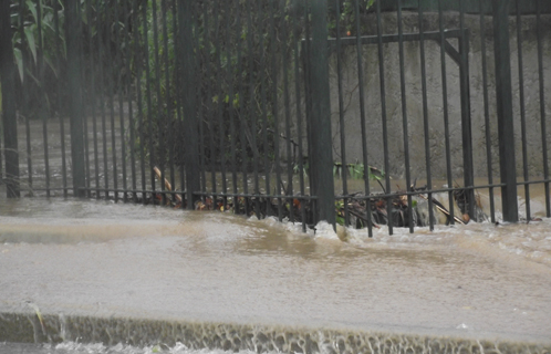 Le ruisseau a débordé ce mercredi matin, prudence donc si les pluies persistent.