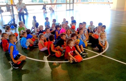 Plus d'une centaine d'enfants vient s'entraîner au basket chaque semaine!