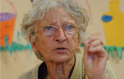Josette Vincent, le 12 septembre 2009, lors de sa visite dans les locaux de cette crèche qu'elle a aidée à naître, 50 ans plus tôt, le 15 septembre 1959.