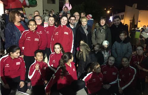 Jean-Luc, responsable du Pôle Santé, aux côtés de Dany Cayol et du curé de Six-Fours, entourés du Club de Majorettes et des enfants.