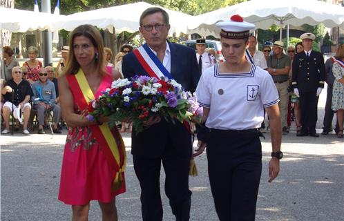 Le maire Jean-Sébastien Vialatte avec la conseillère régionale PACA Sandra Torres et Pierre Salaün, Major de la promotion de la Préparation Militaire Marine de La Seyne.
