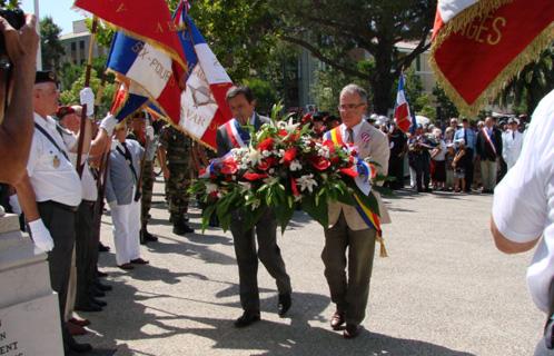 Monsieur Vialatte et Monsieur Caillet déposent la gerbe de la ville au pied du monument aux morts.